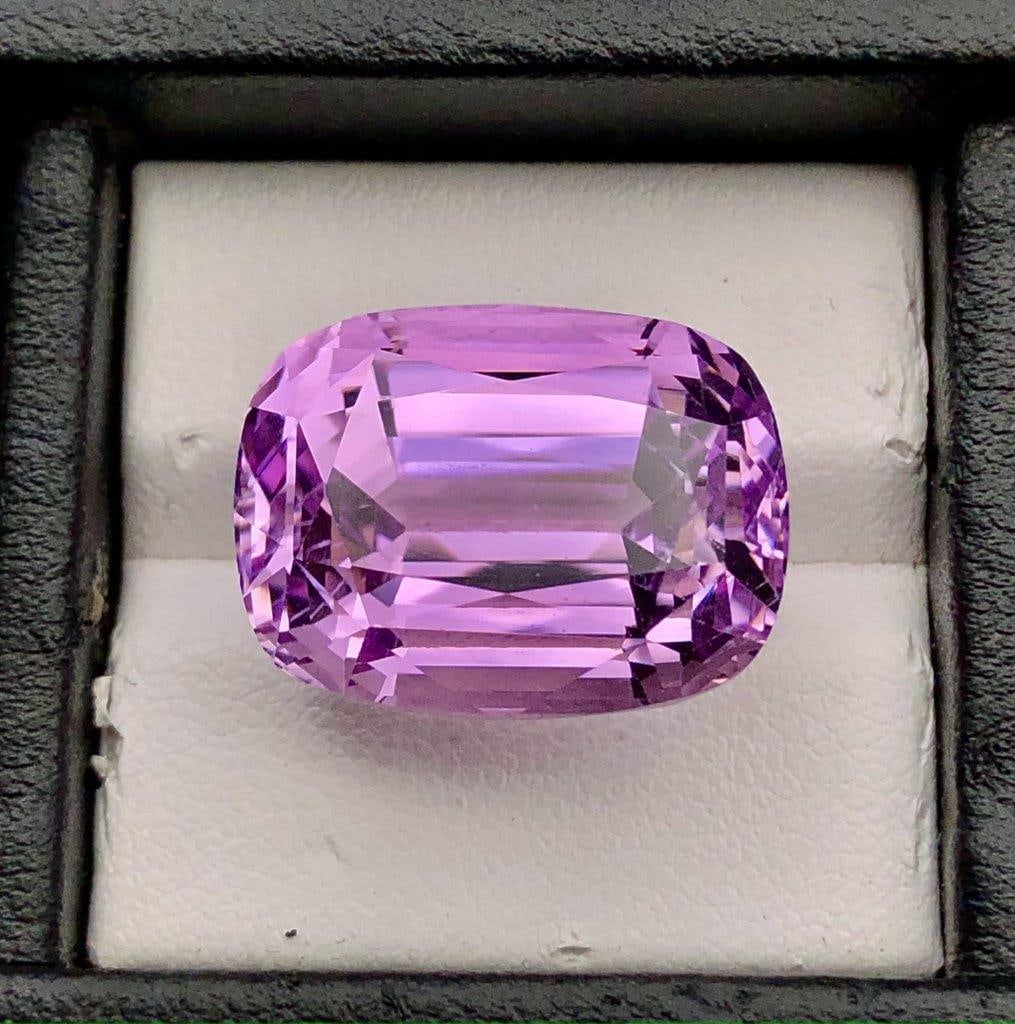 Deep Pink Kunzite Flawless - 34.30 Carats - 20X15X13 mm (1 of 3)