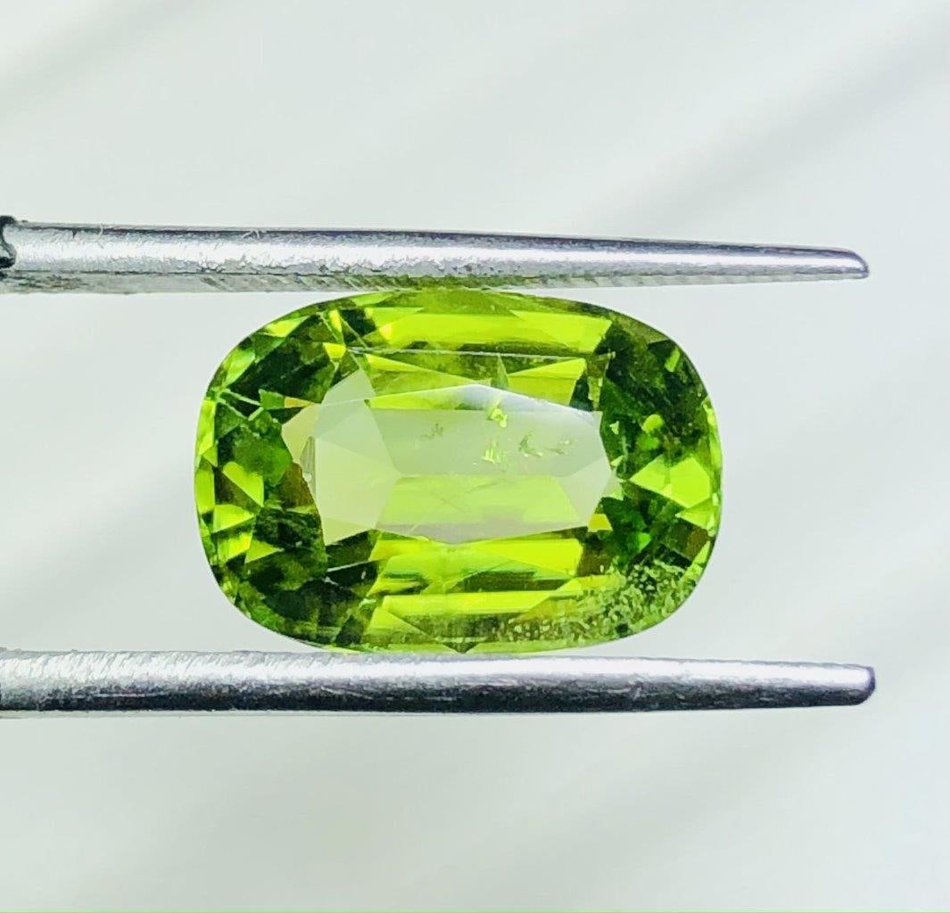 Very Fine Quality 7up Colour Natural Peridot Gemstone for Jewelry - 4.60 Carats - 11X8X6 mm (1 of 5)
