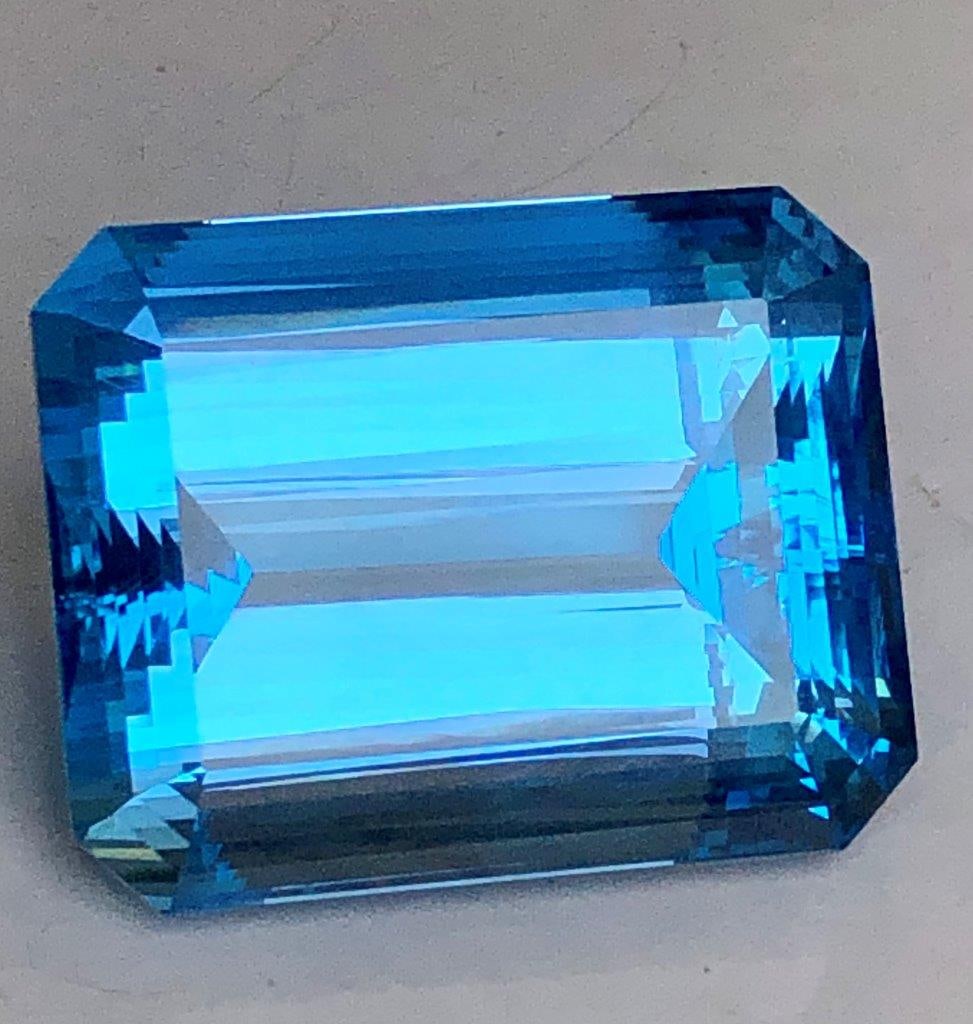 Collection Piece HUGE Swiss Blue Topaz Gemstoe - 1010.10 Carats 56.16X47.54X34.83 mm (1 of 7)