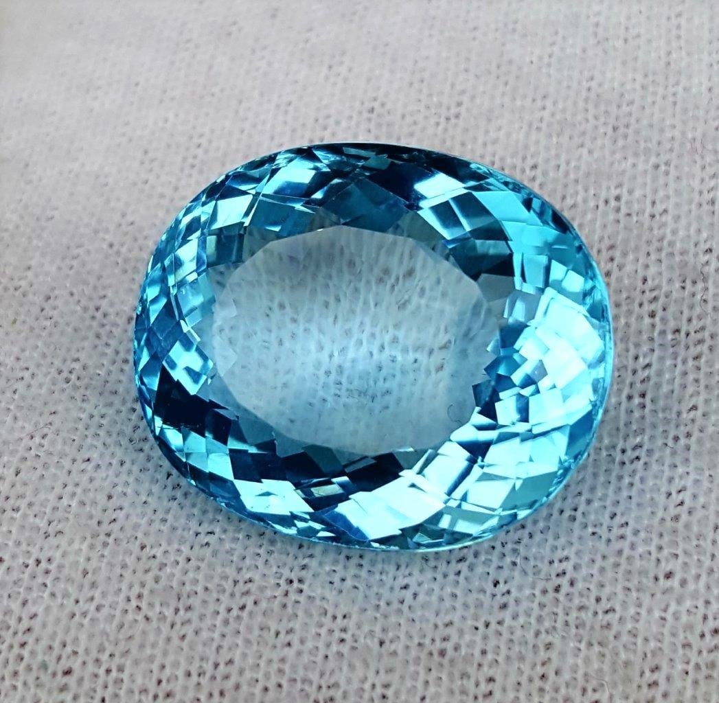 48 Carats Supreme Quality Swiss Blue Topaz: 48 Carats Supreme Quality Natural Swiss Blue Topaz 23X19X14 mmShipping Rate: $15.00 .shipping rates are determined by Parcel weight and destination.Combined shipping: We offer combine shipping on mult
