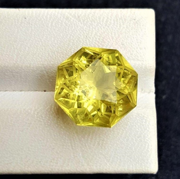 Flower Cut Lemon Quartz - 18.60 Carats: Flower Cut Lemon Quartz - 18.60 Carats - 17X17X12 mmShipping Rate: $15.00 .shipping rates are determined by Parcel weight and destination.Combined shipping: We offer combine shipping on multiple items