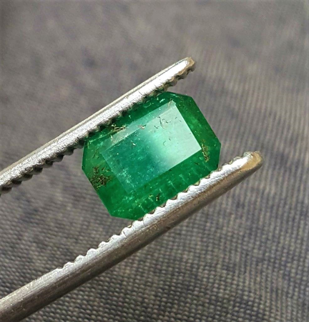 Natural Emerald Deep Green -2.45 Carats: Natural Emerald Deep Green -2.45 Carats - 9X6.5X6 mmmShipping Rate: $15.00 .shipping rates are determined by Parcel weight and destination.Combined shipping: We offer combine shipping on multiple item