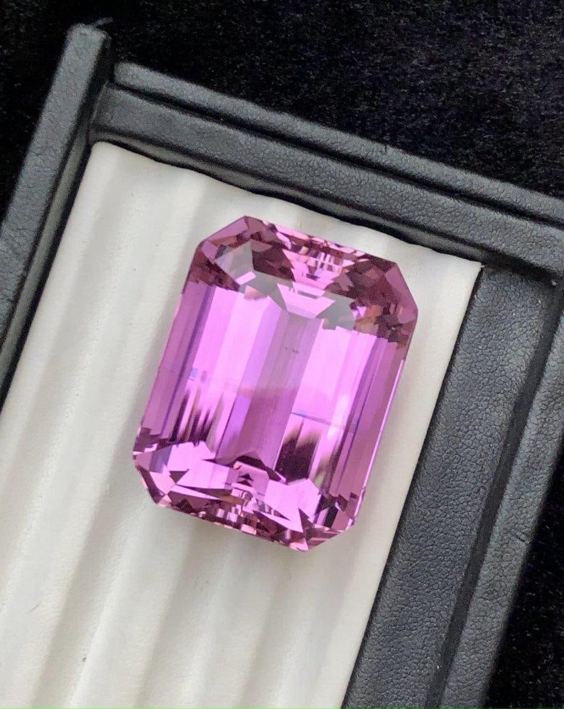 Intense Pink Natural Kunzite Gemstone - Collection Piece - 208.30 Carats - 37X29X22 mm (1 of 4)