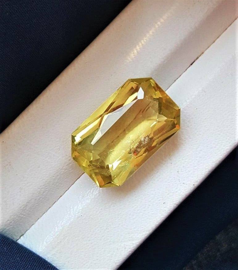 Scissor Cut Beautiful Lemon Quartz - 21.45 Carats: Scissor Cut Beautiful Lemon Quartz - 21.45 CaratsShipping Rate: $15.00 .shipping rates are determined by Parcel weight and destination.Combined shipping: We offer combine shipping on multiple items pu