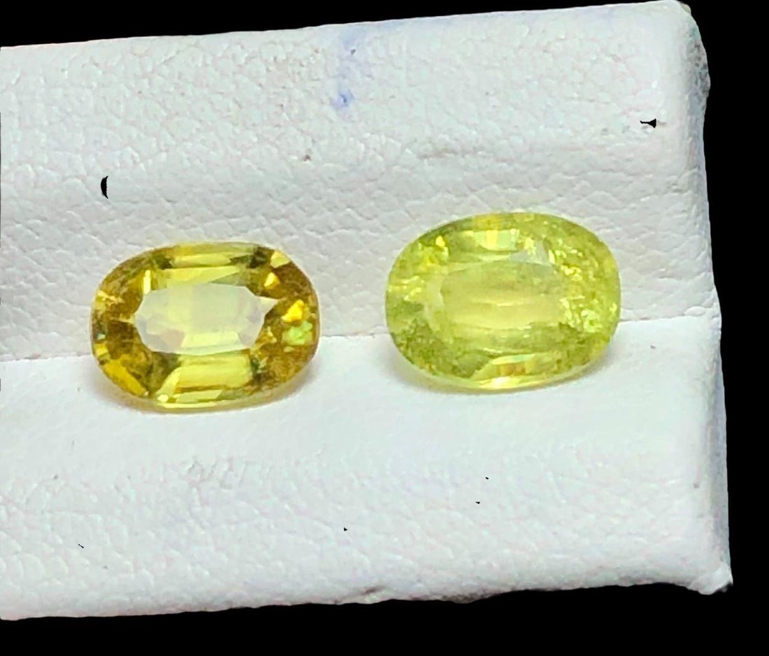 2.60 Carats Reserve Pair Natural Sphene -8X6X4 mm: 2.60 Carats Reserve Pair Natural Sphene -8X6X4 mmShipping Rate: $15.00 .shipping rates are determined by Parcel weight and destination.Combined shipping: We offer combine shipping on multiple items