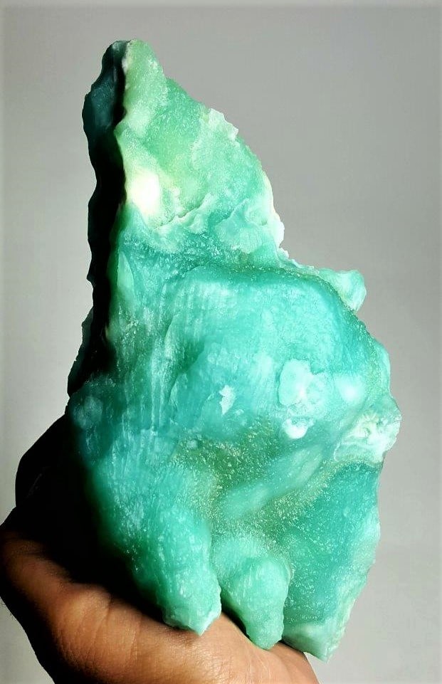 Blue Hemimorphite - 1520 Grams: Blue Hemimorphite Enhances Communication - 1520 Grams - 16.5X10X6.5 CMShipping Rate: $85.00 .shipping rates are determined by Parcel weight and destination.Combined shipping: We offer combine