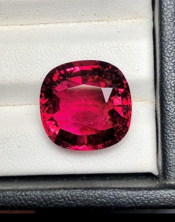 High Quality Pigeon Blood Natural Rubelite Tourmaline Gemstone -16.62 Carats - 16.24X16.10X8.89 mm: High Quality Pigeon Blood Natural Rubelite Tourmaline Gemstone -16.62 Carats - 16.24X16.10X8.89 mm Choose design of your own and we will make it for youWe accept custom order in Sterling Silver, Gold