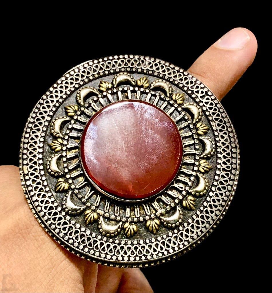 Agate Gale Ring OLD VINTAGE JEWELRY: Agate Gale Ring OLD VINTAGE JEWELRYShipping Rate: $150.00 .shipping rates are determined by Parcel weight and destination.Combined shipping: We offer combine shipping on multiple items purchased to re