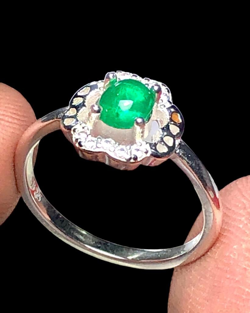 emerald sterling silver east west solitaire ring - RING SIZE 6.5 US: emerald sterling silver east west solitaire ring - RING SIZE 6.5 USFREE SHIPPING Shipping rates are determined by Parcel weight and destination.