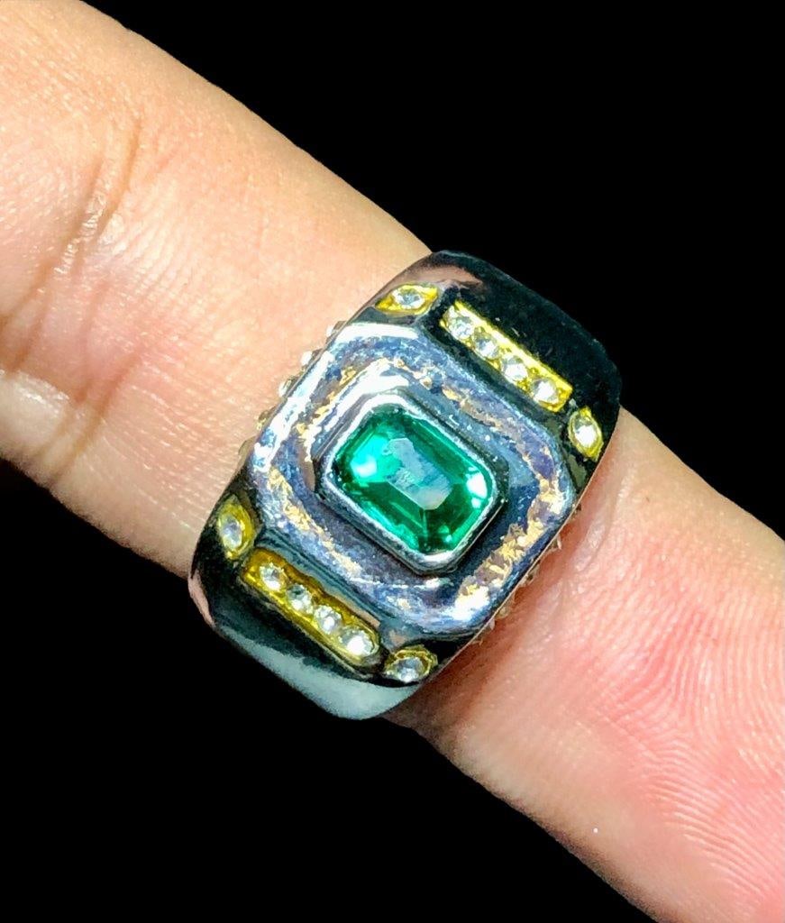 Copper ring, hammered copper ring With Green Stone: Copper ring, hammered copper ring With Green Stone FREE SHIPPING Shipping rates are determined by Parcel weight and destination.