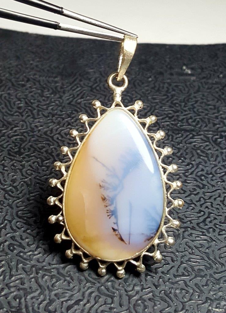 Sterling Silver Natural Agate Pendant: Sterling Silver Natural Agate Pendant FREE SHIPPING Shipping rates are determined by Parcel weight and destination.