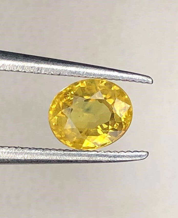 0.95 Carats Natural Yellow Sapphire Gemstone - 6X5X3 mm (1 of 4)