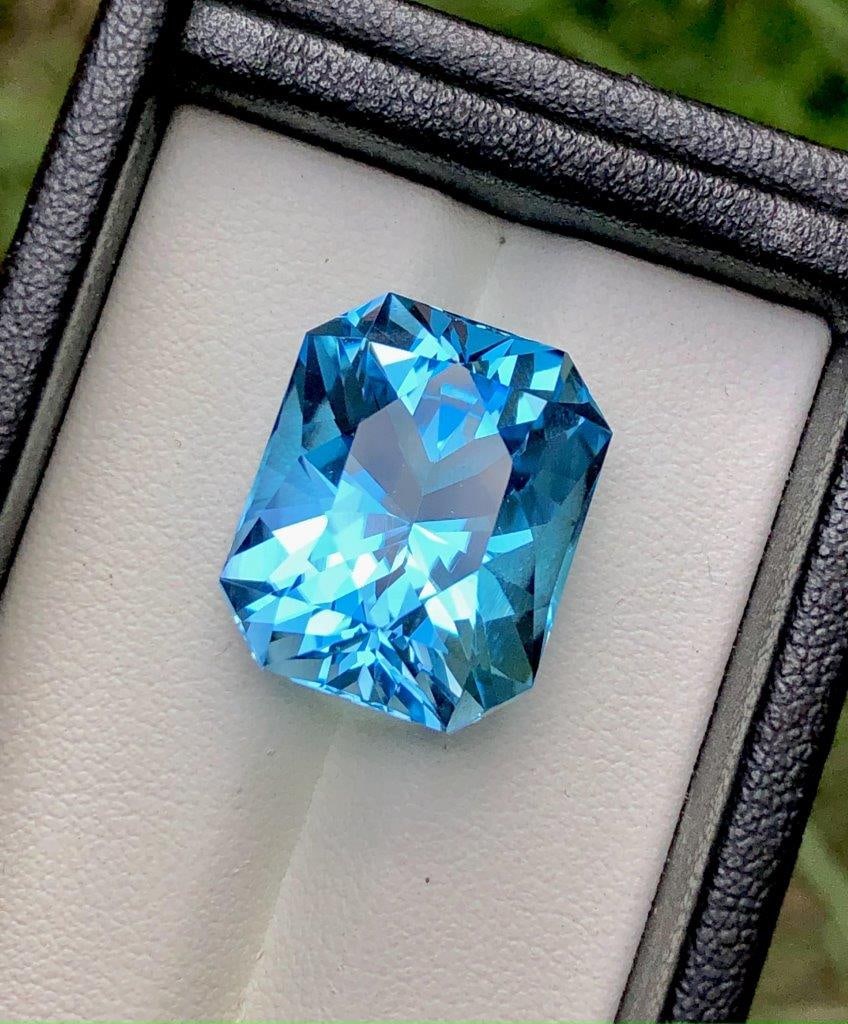 AAA Quality Fancy Cut Swiss Blue Topaz - 25.70 Carats - 18X15X12 mm: AAA Quality Fancy Cut Swiss Blue Topaz - 25.70 Carats - 18X15X12 mmShipping Rate: $15.00 .shipping rates are determined by Parcel weight and destination.Combined shipping: We offer combine shipping on