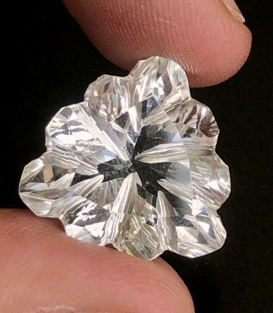 28.50 CARATS FLOWER CUT QUARTZ GESMTONE - 21X21X19 mm: 28.50 CARATS FLOWER CUT QUARTZ GESMTONE - 21X21X19 mm Shipping Rate: $15.00 .shipping rates are determined by Parcel weight and destination.Combined shipping: We offer combine shipping on multiple ite