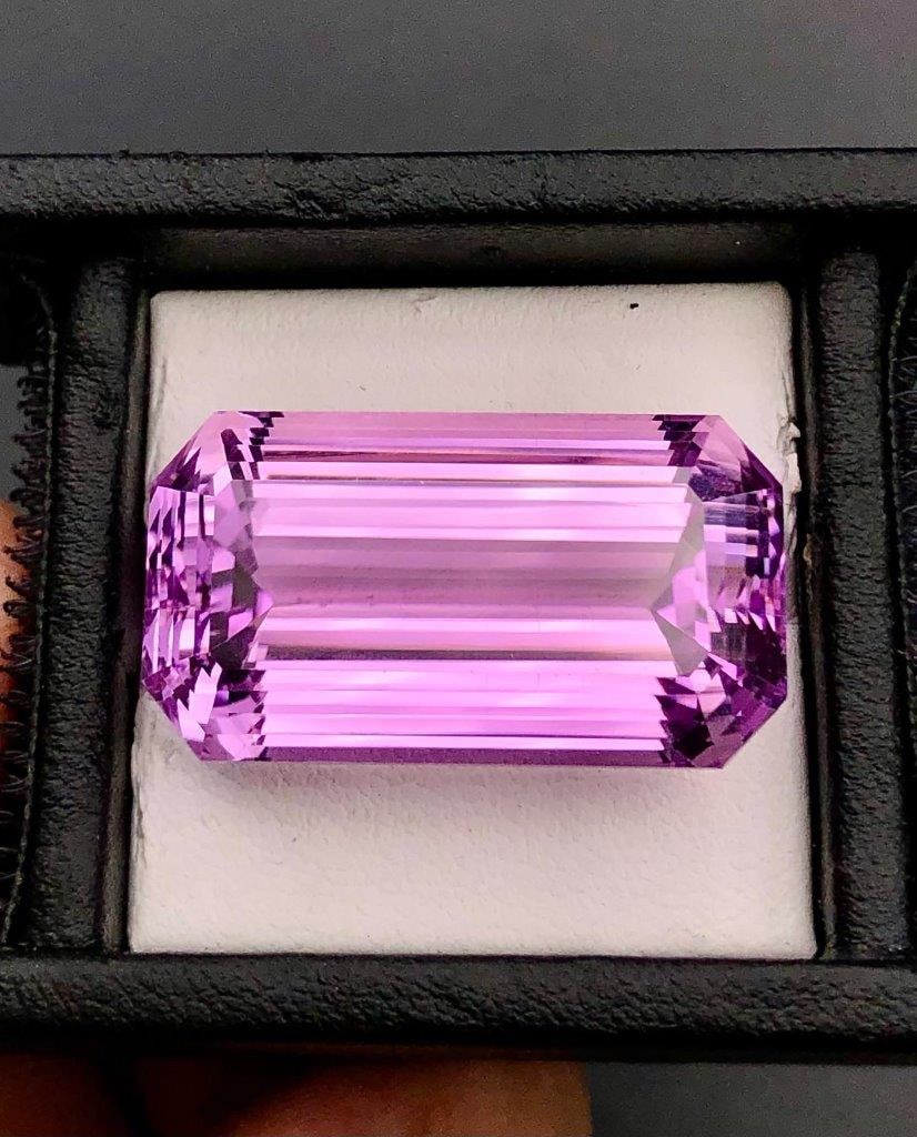 50 Carats Very Fine Quality Hot Pink Kunzite: 50 Carats Very Fine Quality Hot Pink KunziteShipping Rate: $15.00 .shipping rates are determined by Parcel weight and destination.Combined shipping: We offer combine shipping on multiple items purchas