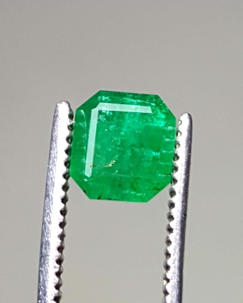 Vivid Green Emerald Minor Oil - 2.5 Carats: Vivid Green Emerald Minor Oil - 2.5 Carats - 8X7X6 mmShipping Rate: $15.00 .shipping rates are determined by Parcel weight and destination.Combined shipping: We offer combine shipping on multiple item