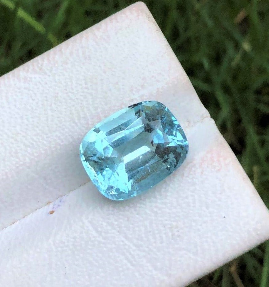 5.65 crts Santa Maria Aquamarine 100% natural: 5.65 crts Santa Maria Aquamarine 100% natural - 14X10X7 mmShipping Rate: $15.00 .shipping rates are determined by Parcel weight and destination.Combined shipping: We offer combine shipping on multiple