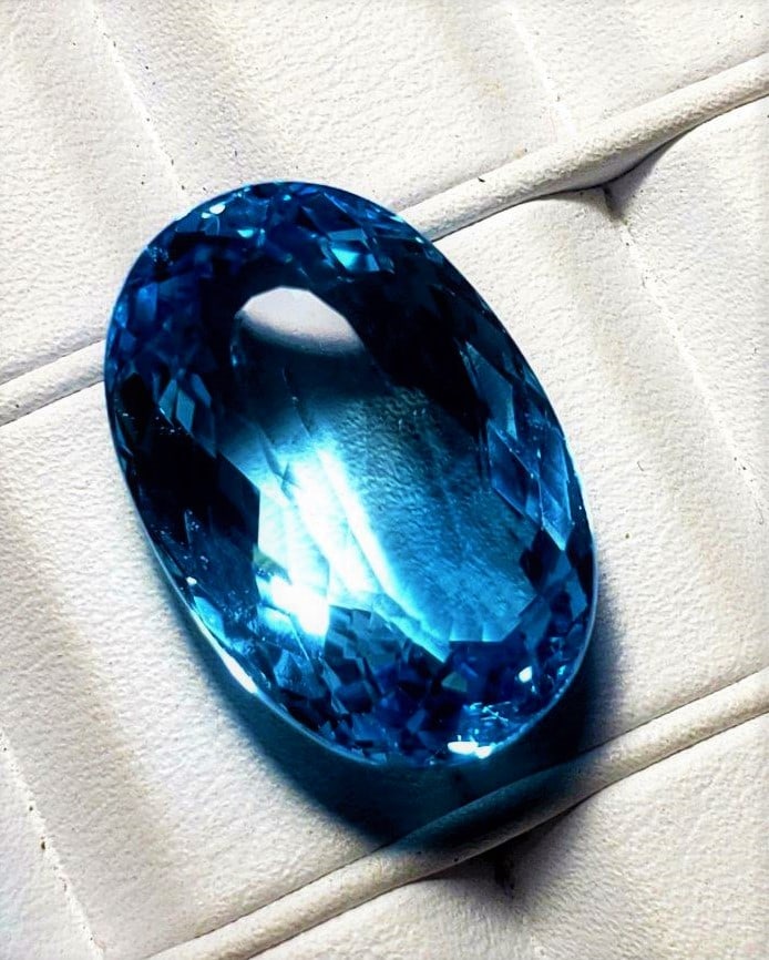 Swiss Blue Topaz - 42 Carats: Swiss Blue Topaz - 42 Carats - 25X17X11.5 mmShipping Rate: $15.00 .shipping rates are determined by Parcel weight and destination.Combined shipping: We offer combine shipping on multiple items purchas