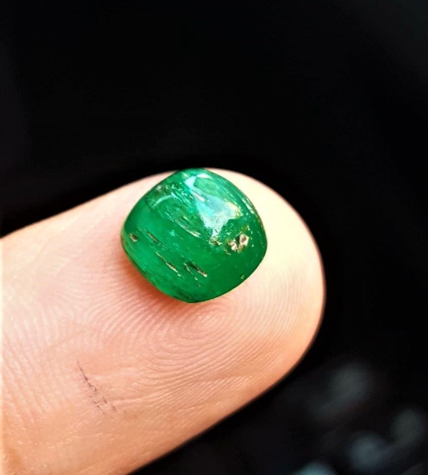 Vivid Green CatsEye Emerald Cab - 2.8 Carats: Vivid Green CatsEye Emerald Cab - 2.8 CaratsShipping Rate: $15.00 .shipping rates are determined by Parcel weight and destination.Combined shipping: We offer combine shipping on multiple items purchas