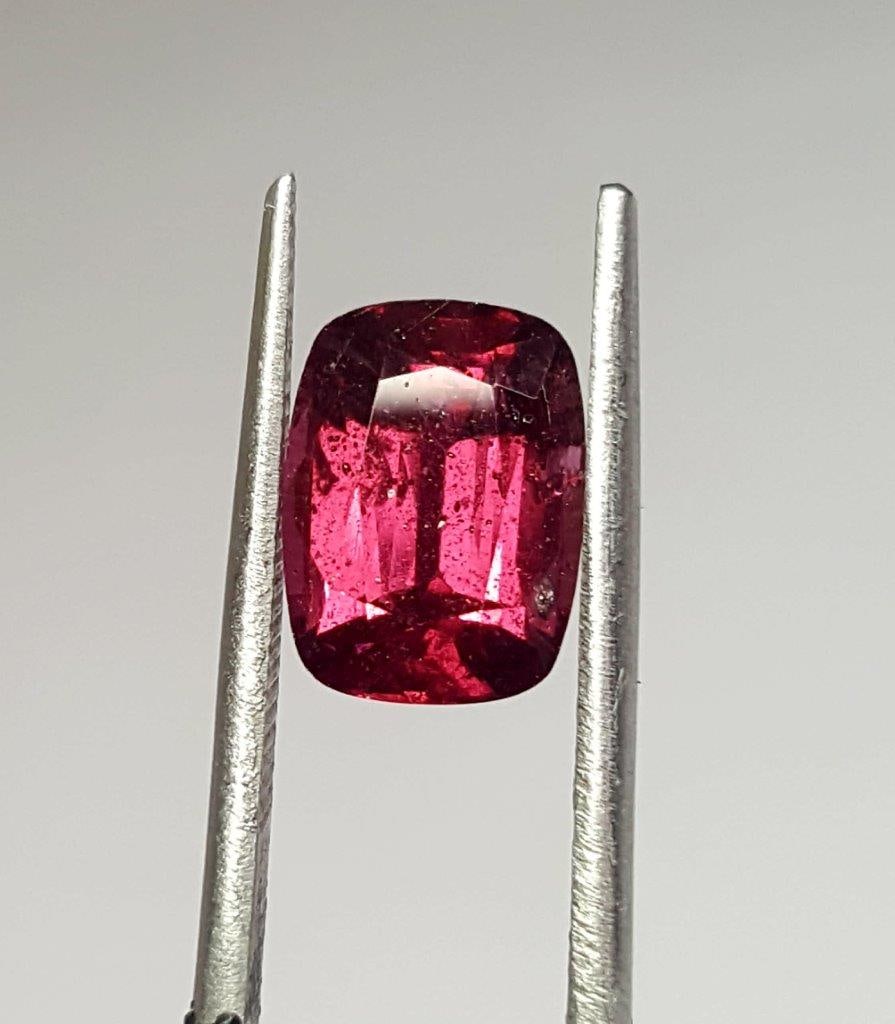 Rhodolite Garnet - 2.50 Carats: Rhodolite Garnet - 2.50 Carats - 10X7X4 mmShipping Rate: $15.00 .shipping rates are determined by Parcel weight and destination.Combined shipping: We offer combine shipping on multiple items purchased