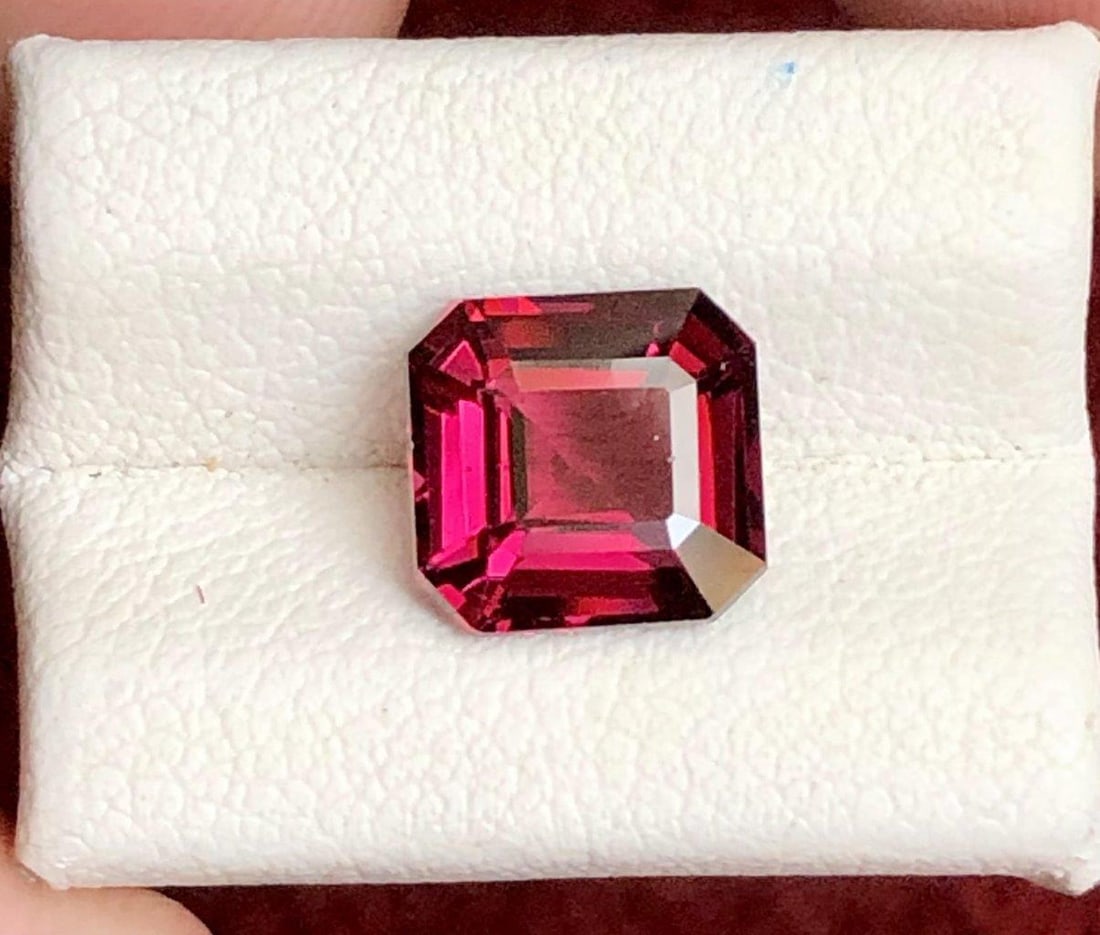 3 Carats Natural Rhodolite Garnet - 8X8X5 mm: 3 Carats Natural Rhodolite Garnet - 8X8X5 mmShipping Rate: $15.00 .shipping rates are determined by Parcel weight and destination.Combined shipping: We offer combine shipping on multiple items purchas