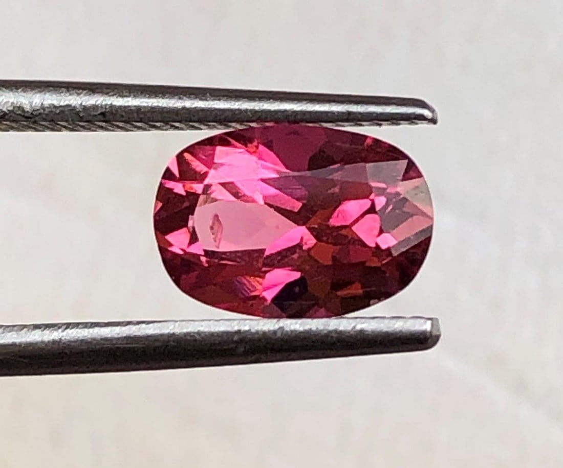 Pink Tourmaline 0.90 carat Oval, Flawless-VVS Clarity (1 of 3)