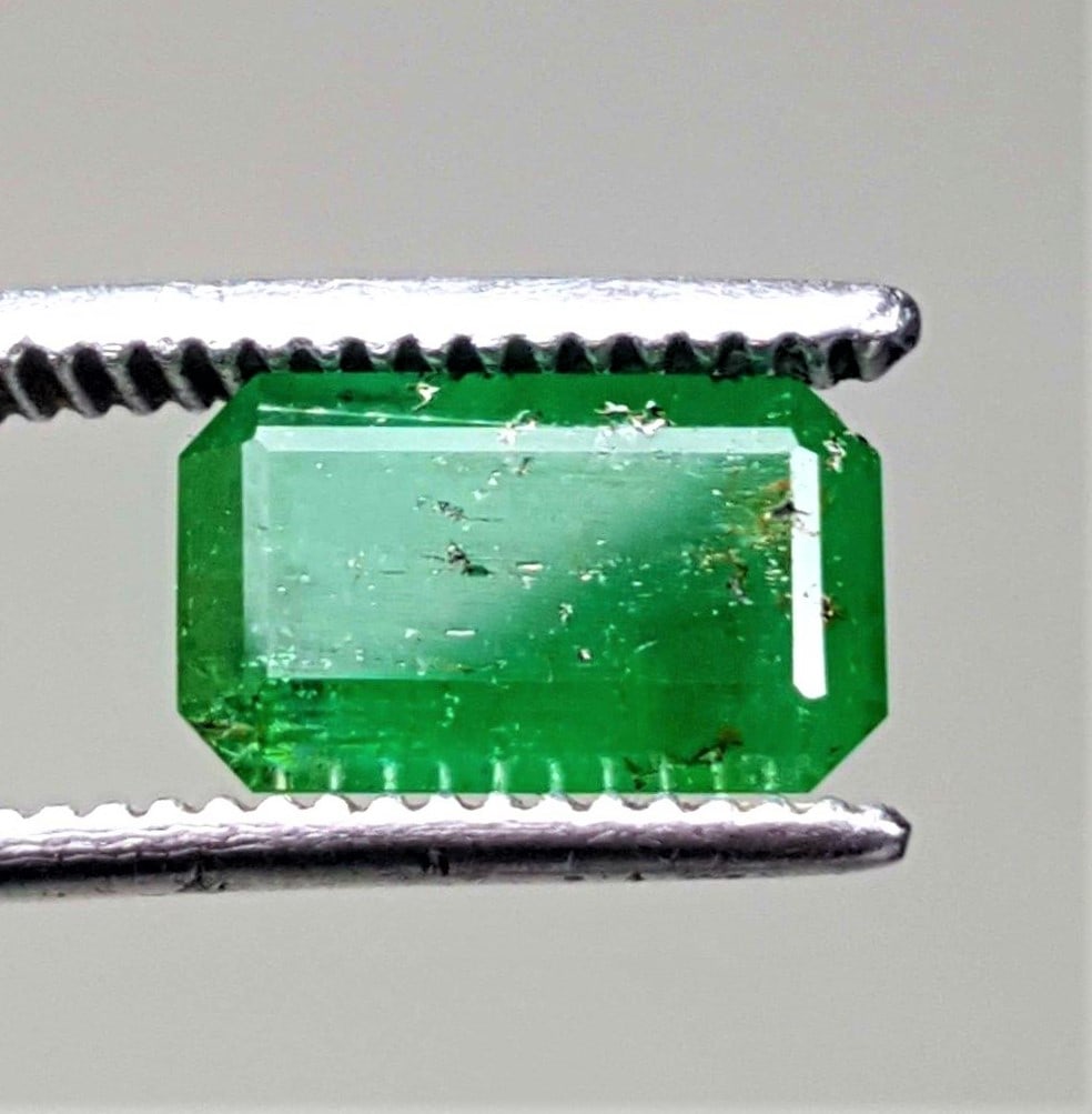 Vivid Green Emerald Makani Mine - 3 Carats: Vivid Green Emerald Makani Mine - 3 Carats - 11X7X5 mmShipping Rate: $15.00 .shipping rates are determined by Parcel weight and destination.Combined shipping: We offer combine shipping on multiple ite