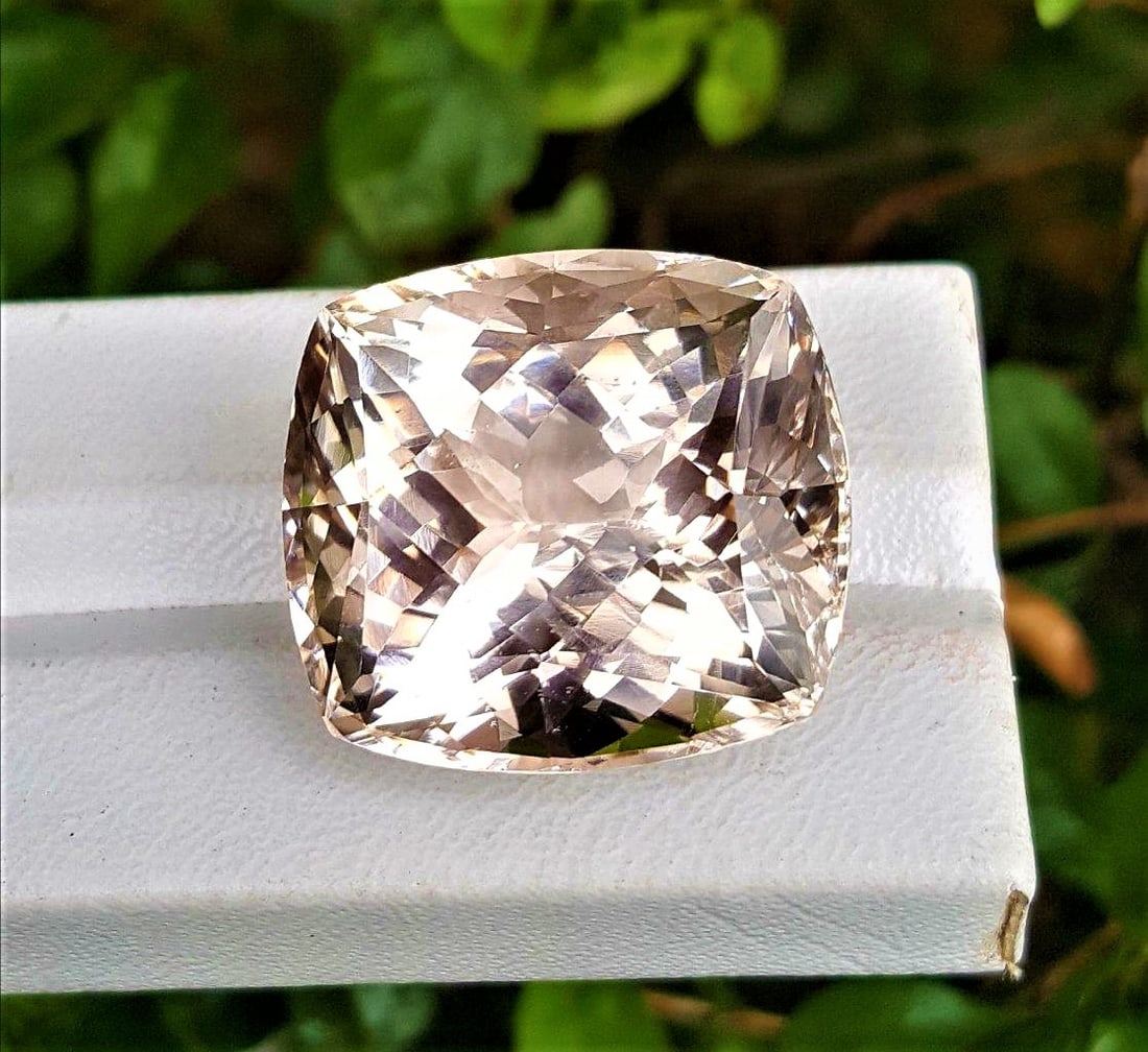 Fine Quality Golden Topaz - 23 Carats: Fine Quality Golden Topaz - 23 CaratsShipping Rate: $15.00 .shipping rates are determined by Parcel weight and destination.Combined shipping: We offer combine shipping on multiple items purchased to r