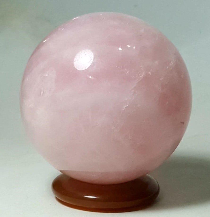 Rose Quartz sphere healing chakra - 897 Grams: Rose Quartz sphere healing, reiki, chakra - 897 Grams - Diameter 86 mmShipping Rate: $70.00 .shipping rates are determined by Parcel weight and destination.Combined shipping: We offer combine shipping