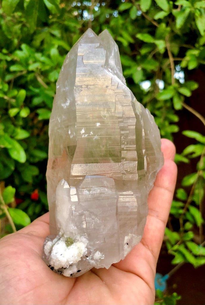 AAA Quality Qiuartz With Black Tourmaline - 950 Grams - 136X80X74 mm: AAA Quality Qiuartz With Black Tourmaline - 950 Grams - 136X80X74 mmShipping Rate: $55.00 .shipping rates are determined by Parcel weight and destination.Combined shipping: We offer combine shipping