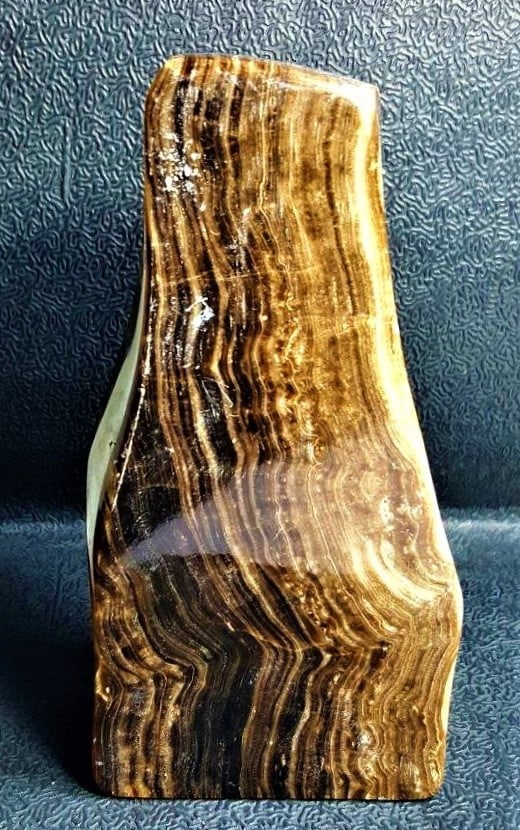 Chocolate Calcite Standing Tumble - 828.6 Grams: Chocolate Calcite Standing Tumble - 828.6 Grams - 140X56X52 mmShipping Rate: $70.00 .shipping rates are determined by Parcel weight and destination.Combined shipping: We offer combine shipping on mult