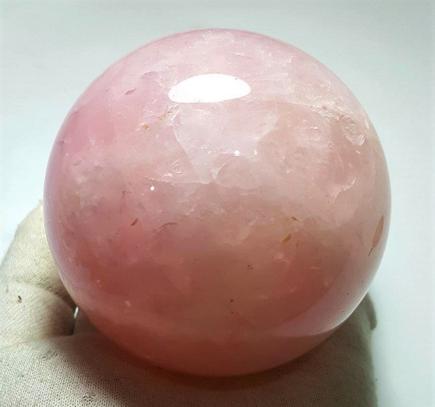 Rose Quartz Healing Sphere - 800 Grams: Rose Quartz Healing Sphere - 800 Grams - Diameter 83 mmShipping Rate: $65.00 .shipping rates are determined by Parcel weight and destination.Combined shipping: We offer combine shipping on multiple it