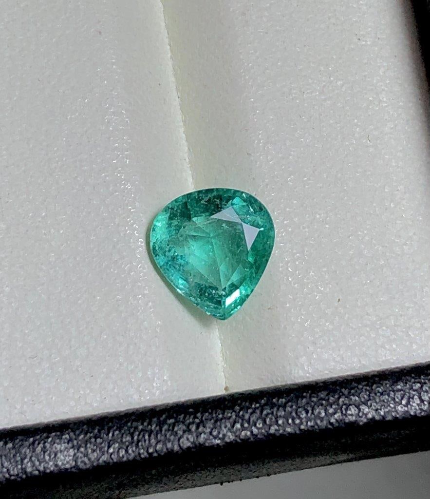 1.40 Carats Top Quality Emerald Gemstone Pear Shape - 8X8X4 mm (1 of 3)