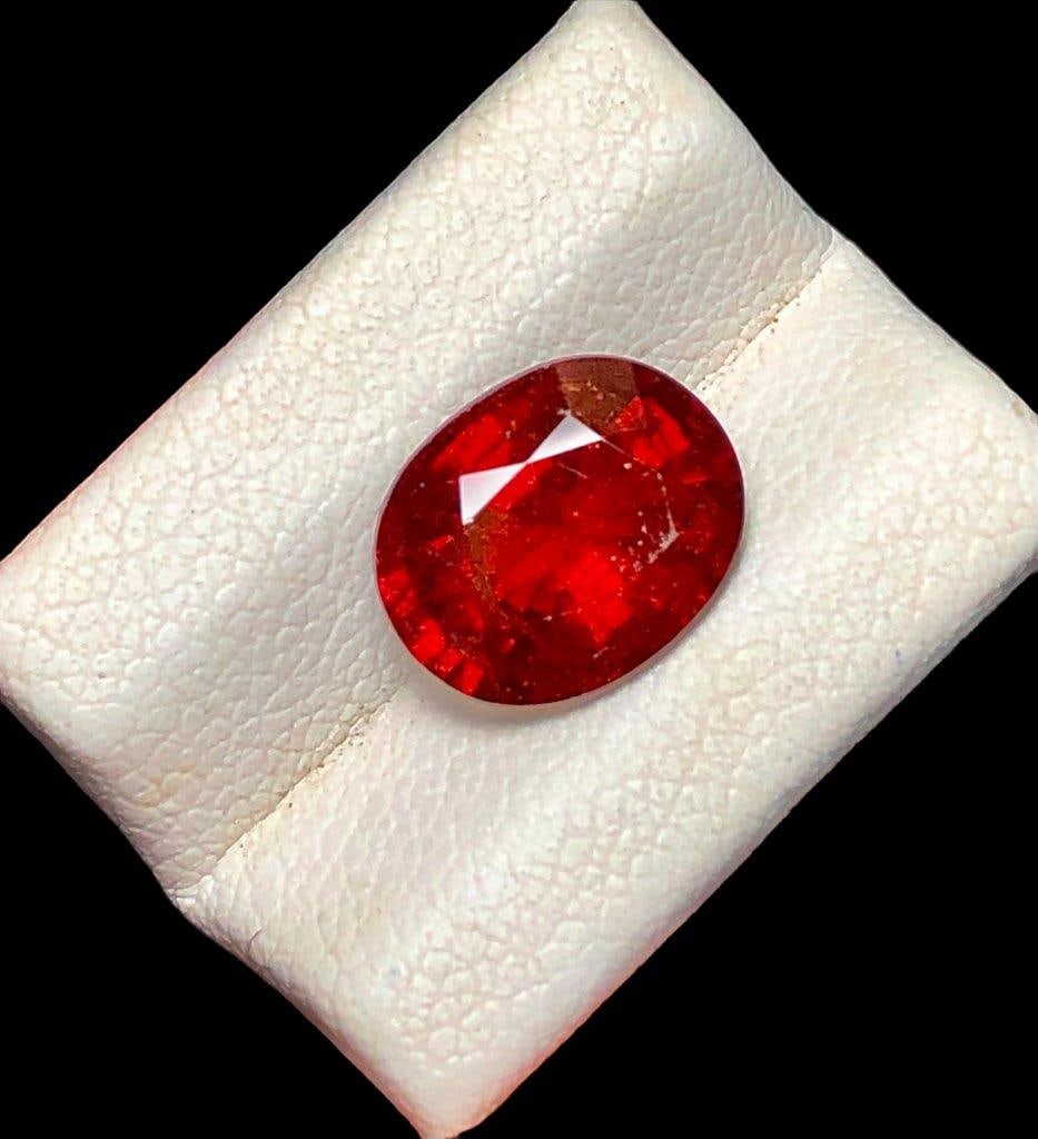 3.20 carats Spessartite Garnet Faceted Gem - 10X8X5 mm: 3.20 carats Spessartite Garnet Faceted Gem - 10X8X5 mm Shipping Rate: FREE SHIPPINGshipping rates are FREE WORLDWIDECombined shipping: We offer combine shipping on multiple items purchased to reduce s