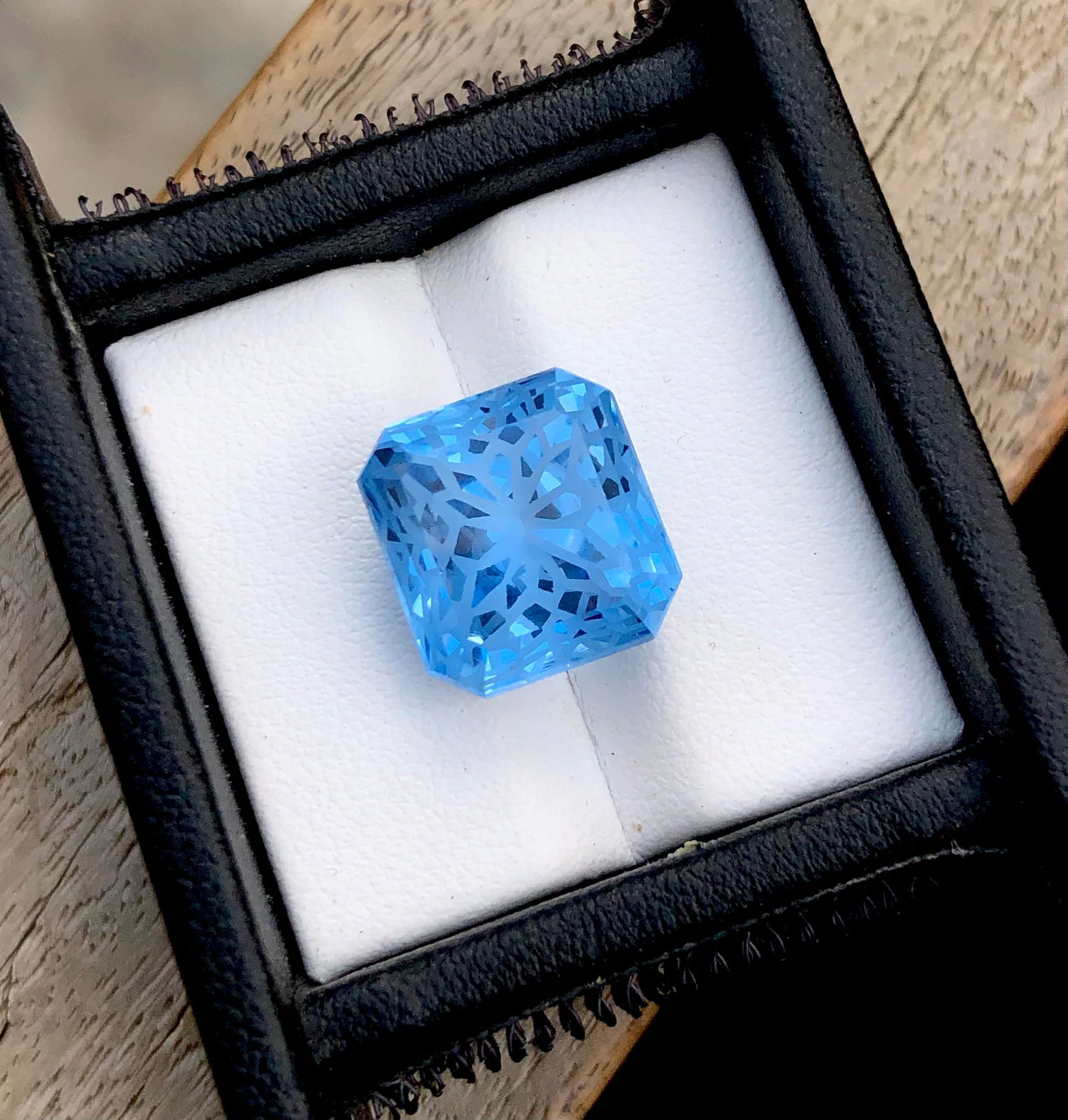 12.35 Carats Swiss Blue Topaz in Flower Cut - 14X13X8 mm: 12.35 Carats Swiss Blue Topaz in Flower Cut - 14X13X8 mm Shipping Rate: FREE SHIPPINGshipping rates are FREE WORLDWIDECombined shipping: We offer combine shipping on multiple items purchased to reduce