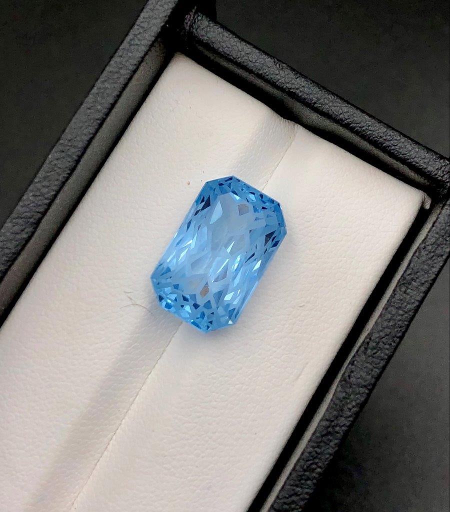 12.45 Carats Flower Cut Swiss Blue Topaz - 17X11X8 mm: 12.45 Carats Flower Cut Swiss Blue Topaz - 17X11X8 mm Shipping Rate: FREE SHIPPINGshipping rates are FREE WORLDWIDECombined shipping: We offer combine shipping on multiple items purchased to reduce sh