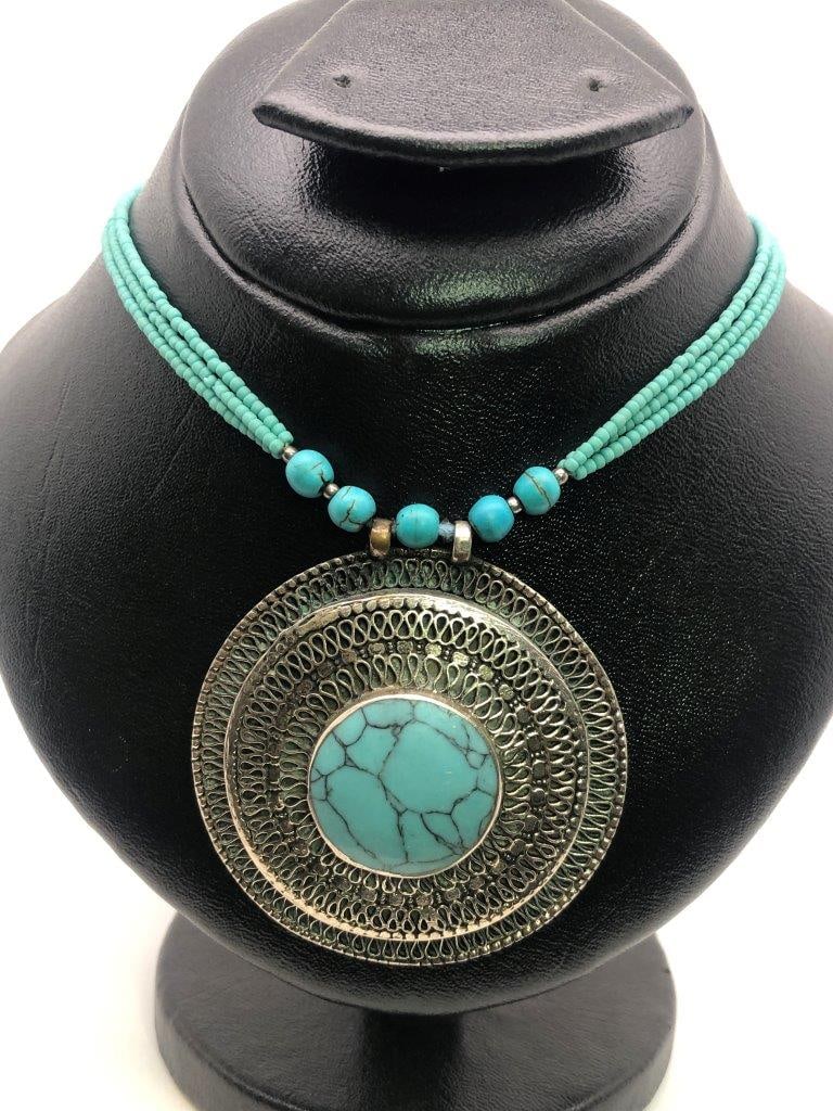 Vintage Turquoise Necklace in Brass – Boho Statement Jewelry: Add a touch of timeless elegance to your collection with this vintage turquoise necklace set in warm brass. Featuring naturally hued turquoise stones, this piece showcases intricate brass detailing an