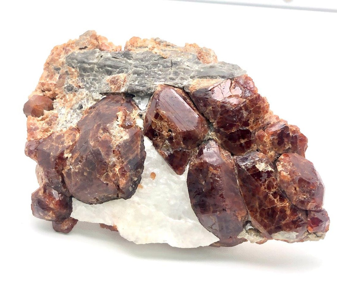 450g Garnet Crystal Cluster on Matrix – 110×65×35mm Mineral Specimen: This beautiful 450-gram garnet cluster showcases deep red, sparkling crystals naturally formed on their original mother rock. Measuring 110 × 65 × 35 mm, each crystal exhibits rich color and clarity