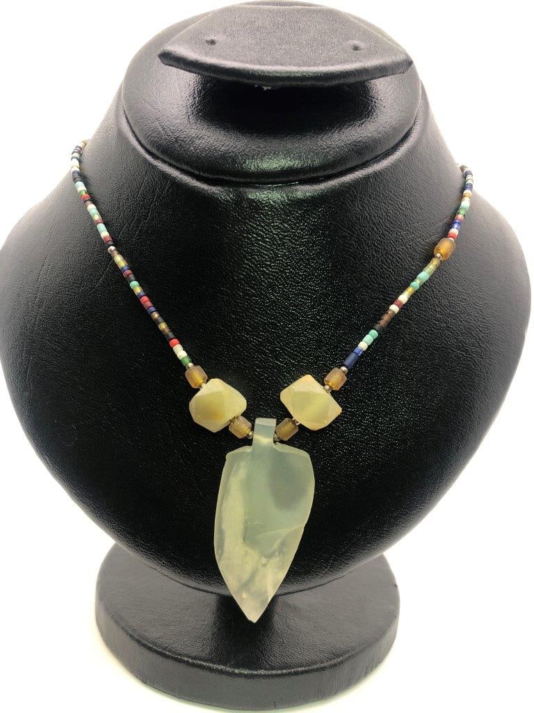 Vintage Serpentine Carved Leaf Necklace – Elegant Retro Jewelry, Old Fashion Design: Discover this stunning vintage serpentine necklace, featuring graceful curves and classic elegance. Perfect for collectors and lovers of retro jewelry, this piece adds sophistication to any collection