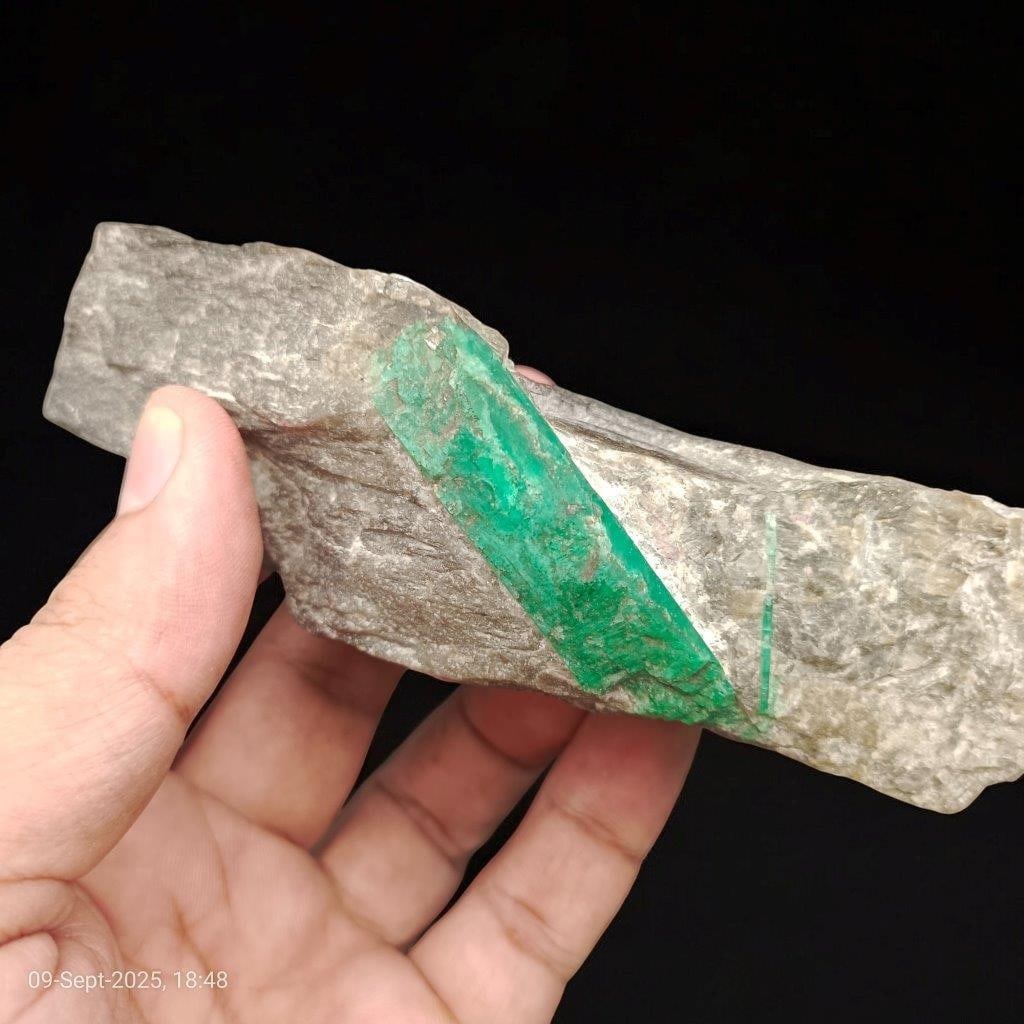 Emerald Crystal Specimen 464g – Large Natural Green Crystal 135x55x35mm (1 of 5)