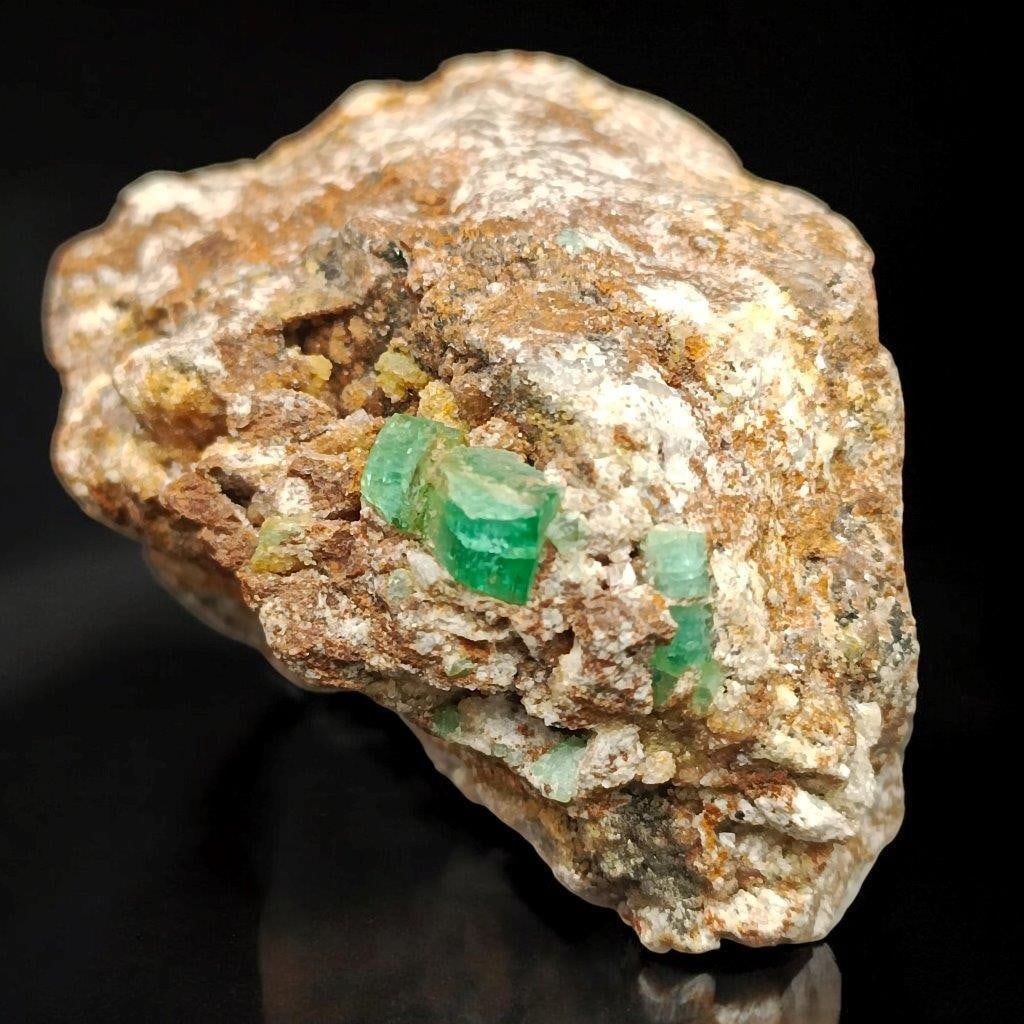 Impressive Emerald Crystal 153g – Natural Green Display Specimen 65x40x48mm (1 of 2)