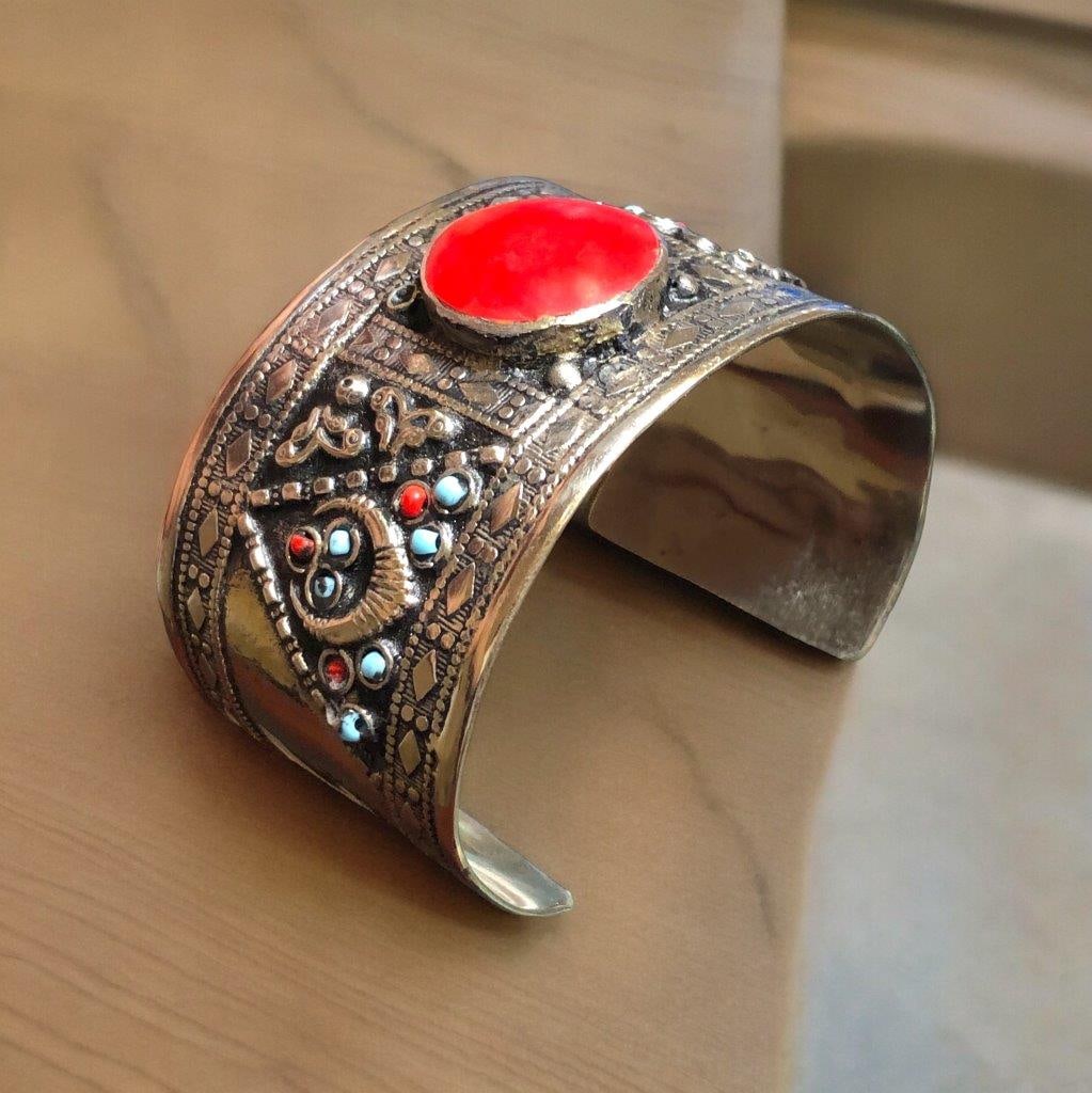 Vintage Style Coral Bracelet: Vintage Style Coral BraceletShipping Rate: $23.00 .shipping rates are determined by Parcel weight and destination.Combined shipping: We offer combine shipping on multiple items purchased to reduce