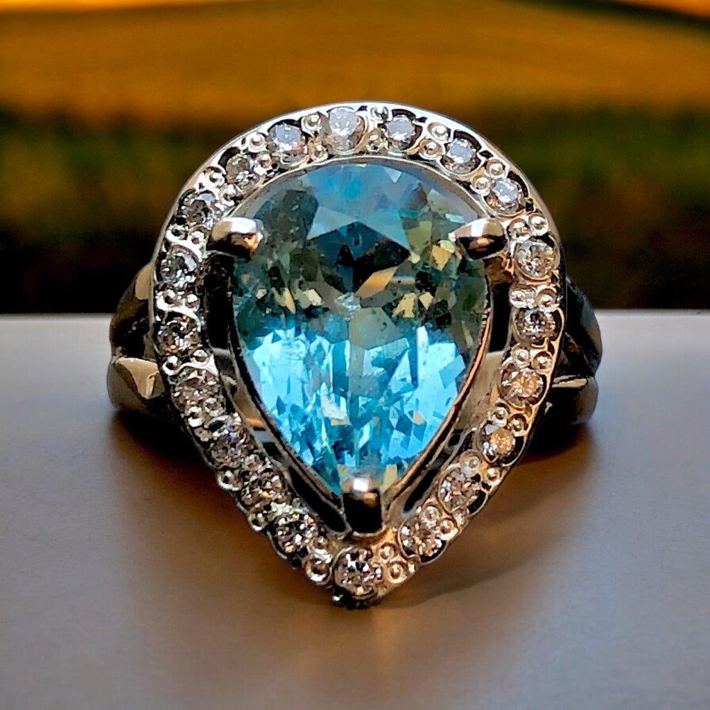 Beautiful Sea Blue Aquamarine RING in SIlver: Beautiful Sea Blue Aquamarine RING in SIlverStone Weight:5 CaratsRing Size: 8 US (Adjustable)Ring Weight:7.37 GramsZircons: 50 Cents Choose design of your own and we will make it for youWe accept cust