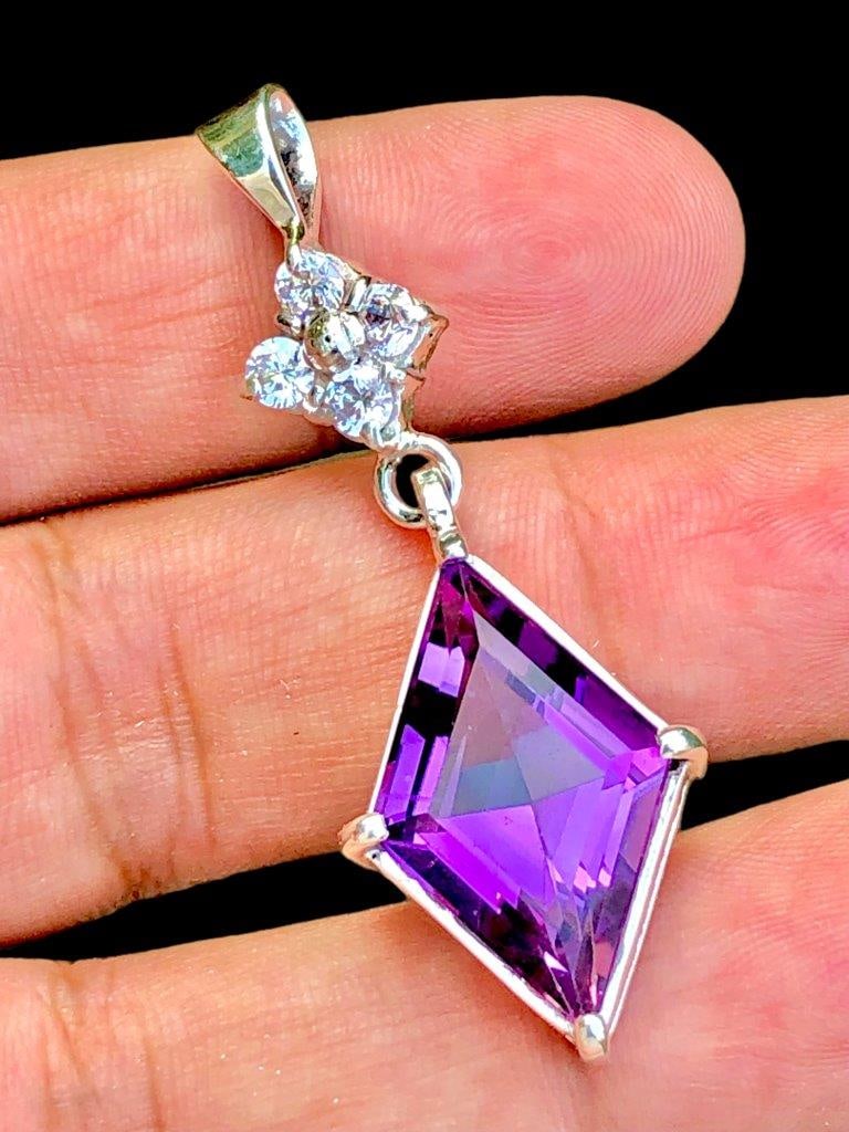 Pretty Amethyst Pendant Necklace in Silver: Pretty Amethyst Pendant Necklace in SilverStone Weight: 20 Carats Jewelry Weight: 5 Grams:Metal: Silver Choose design of your own and we will make it for youWe accept custom order in Sterling Silver,