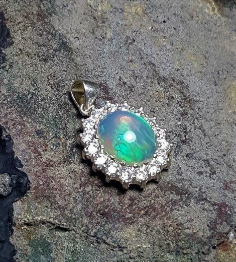 White Opal Necklace Pendant in Silver: White Opal Necklace Pendant in Silver Stone Weight: 3 CaratsJewelry Weight: 3.80 GramsMetal: Silver Choose design of your own and we will make it for youWe accept custom order in Sterling Silver,