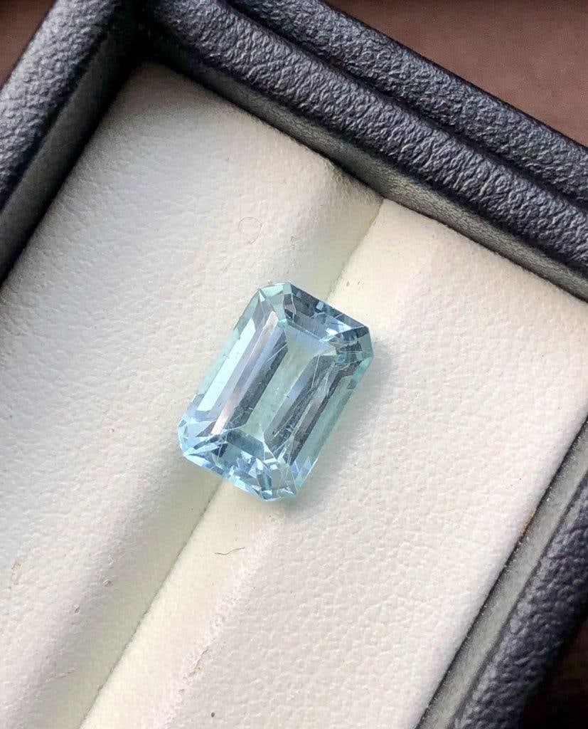 Santa Maria Aquamarine Gemstone - 3.75 Carats - 11X8X6 mm: Santa Maria Aquamarine Gemstone - 3.75 Carats - 11X8X6 mm Choose design of your own and we will make it for youWe accept custom order in Sterling Silver, Gold and Platinum in WholeSale PriceColored Ge