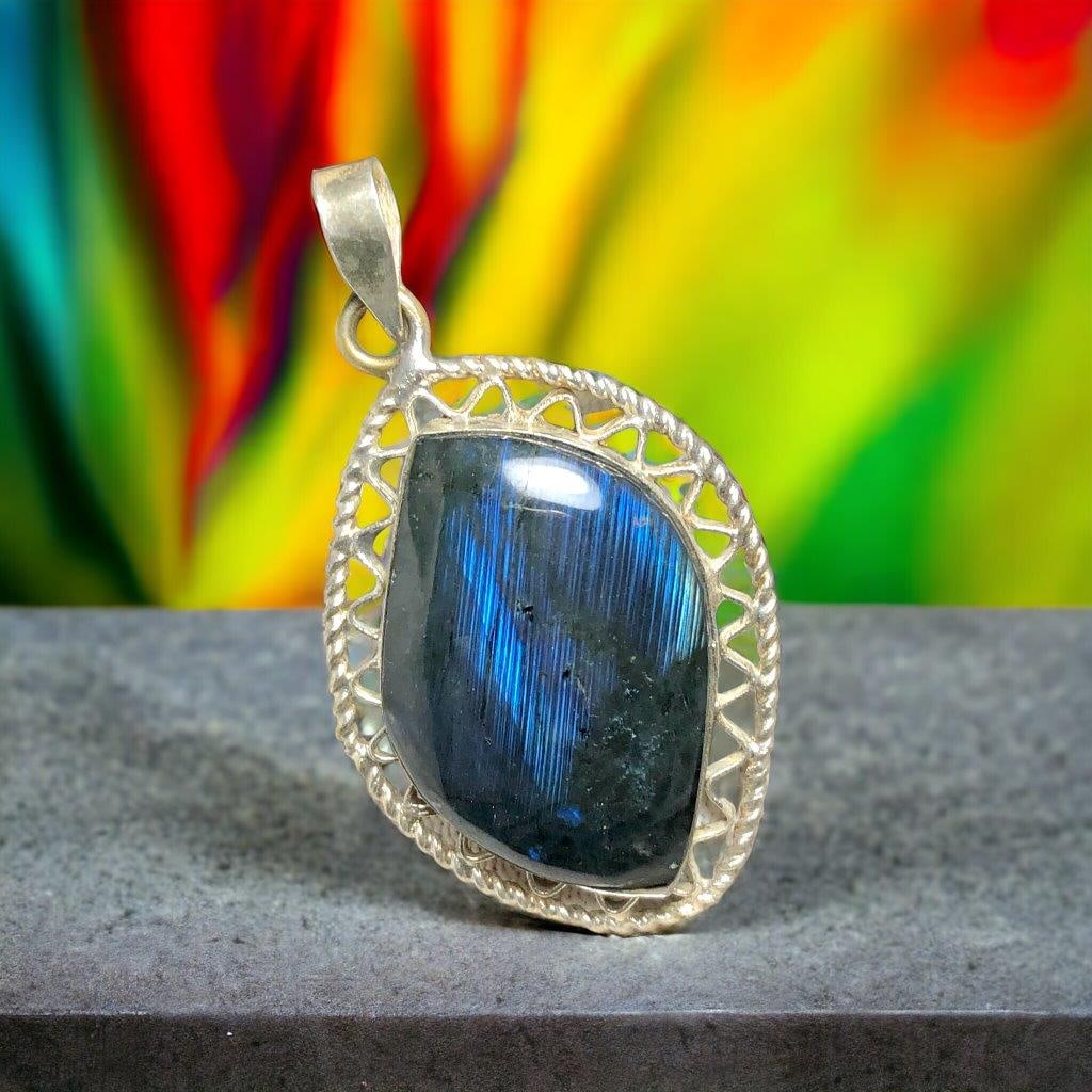 Healing Labradorite Sterling Silver Pendant Necklace: Healing Labradorite Sterling Silver Pendant Necklace Shipping: