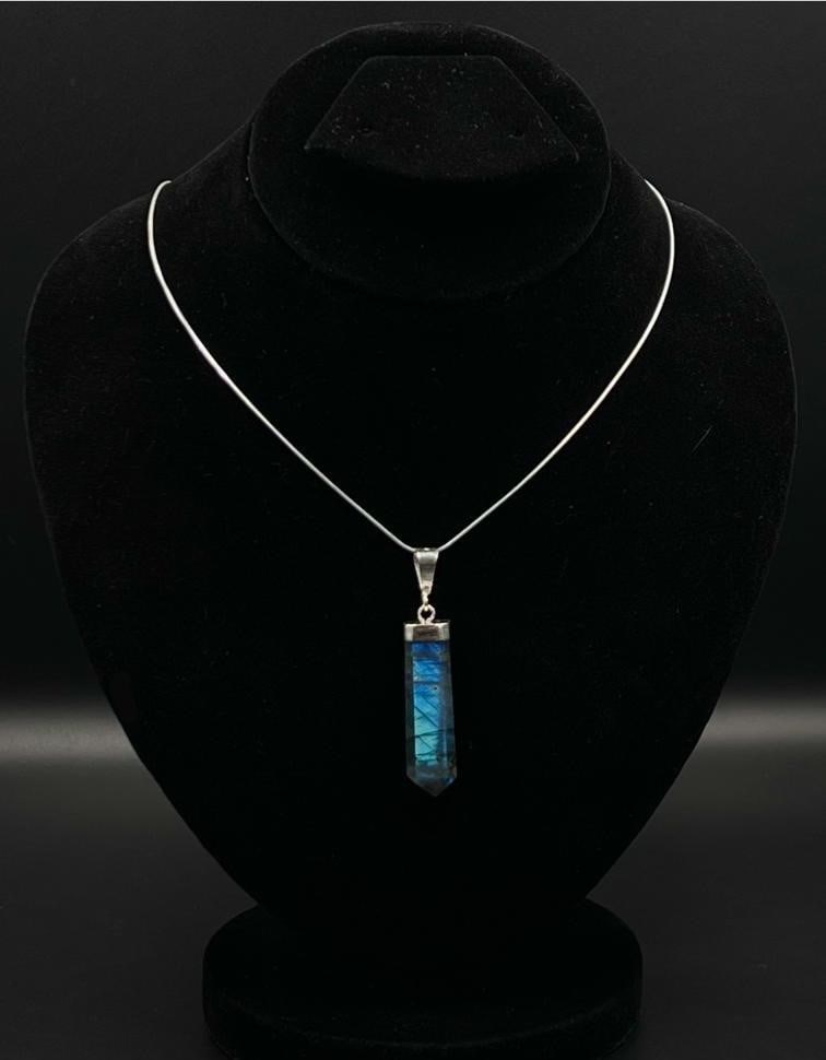 Labradorite Pendant Necklace: Labradorite Pendant Necklace Shipping:
