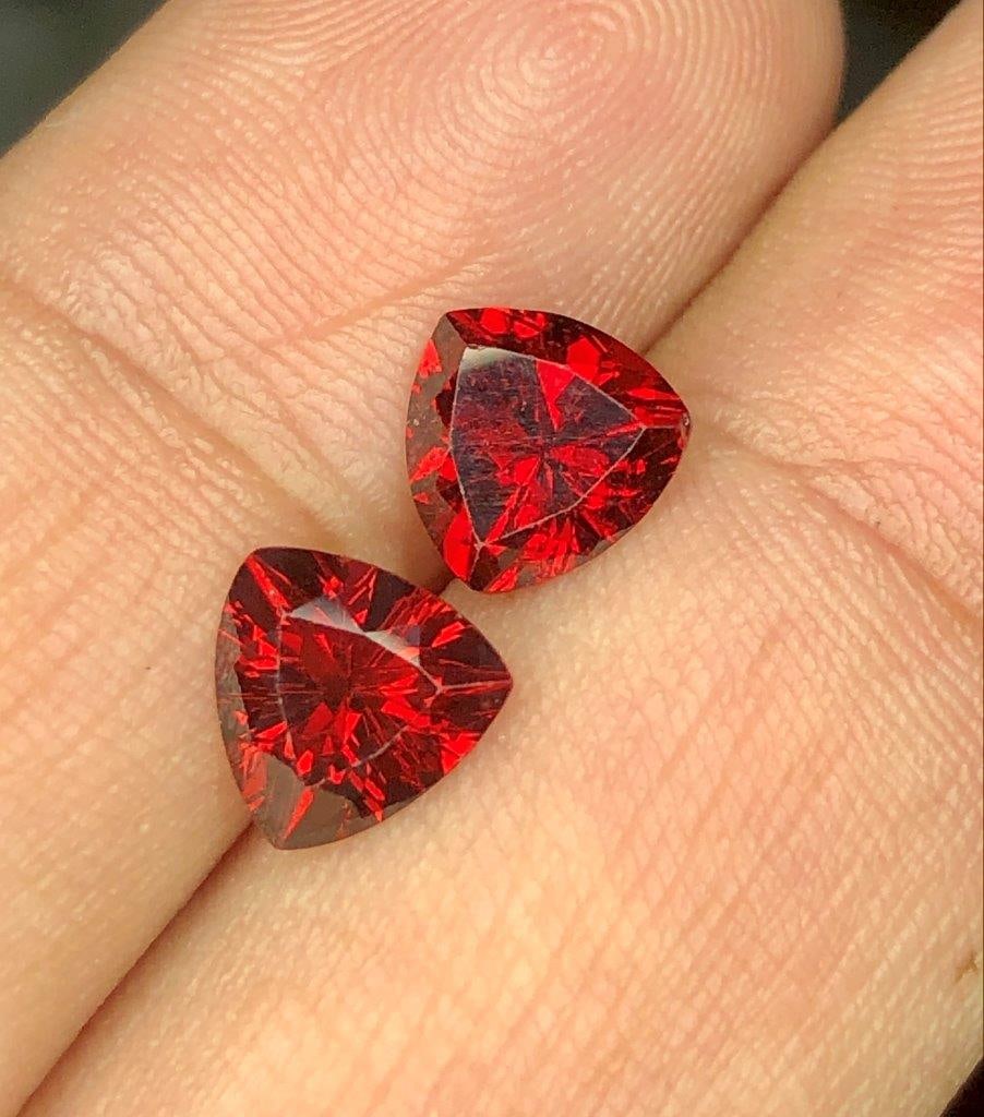 2.70 Carats Rhodolite Garnet Pairs Luster Deep Red - 7x7x4 mm: 2.70 Carats Rhodolite Garnet Pairs Luster Deep Red - 7x7x4 mm Shipping: