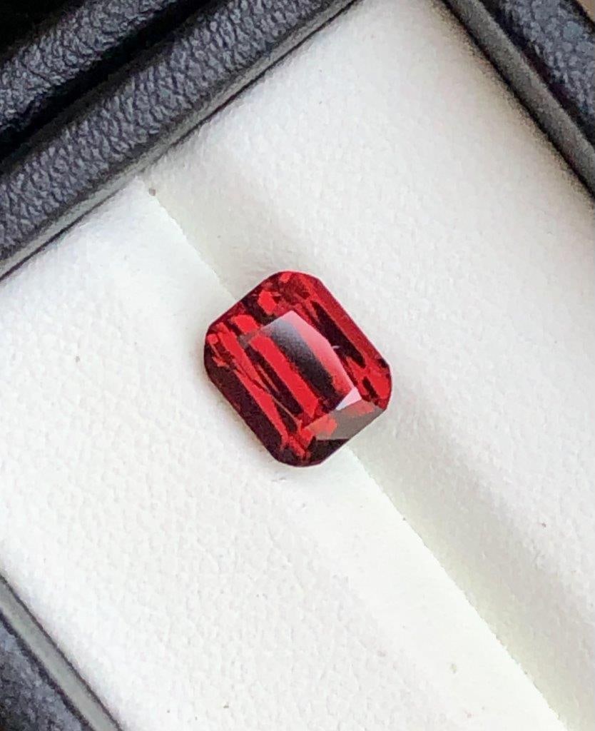 3.15 carats Rhodolite Garnet Gemstone - 8.5X7X5 mm: 3.15 carats Rhodolite Garnet Gemstone - 8.5X7X5 mm Shipping Rate: $15.00 .shipping rates are determined by Parcel weight and destination.Combined shipping: We offer combine shipping on multiple items